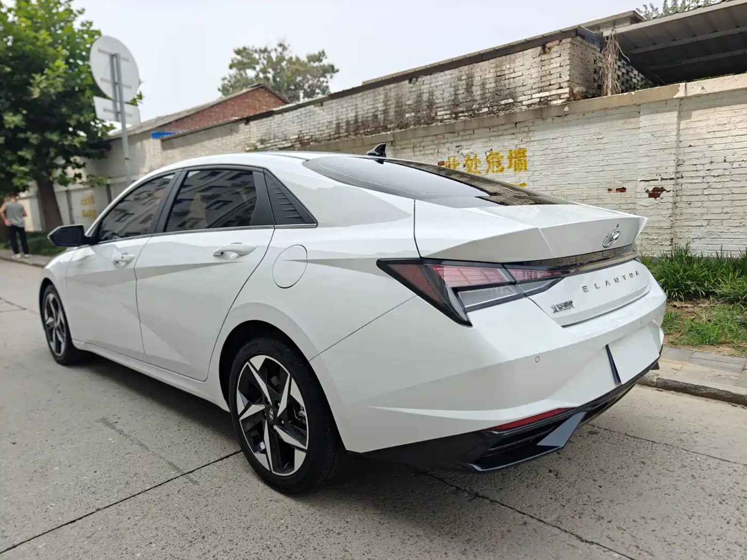 Hyundai Elantra photo 1
