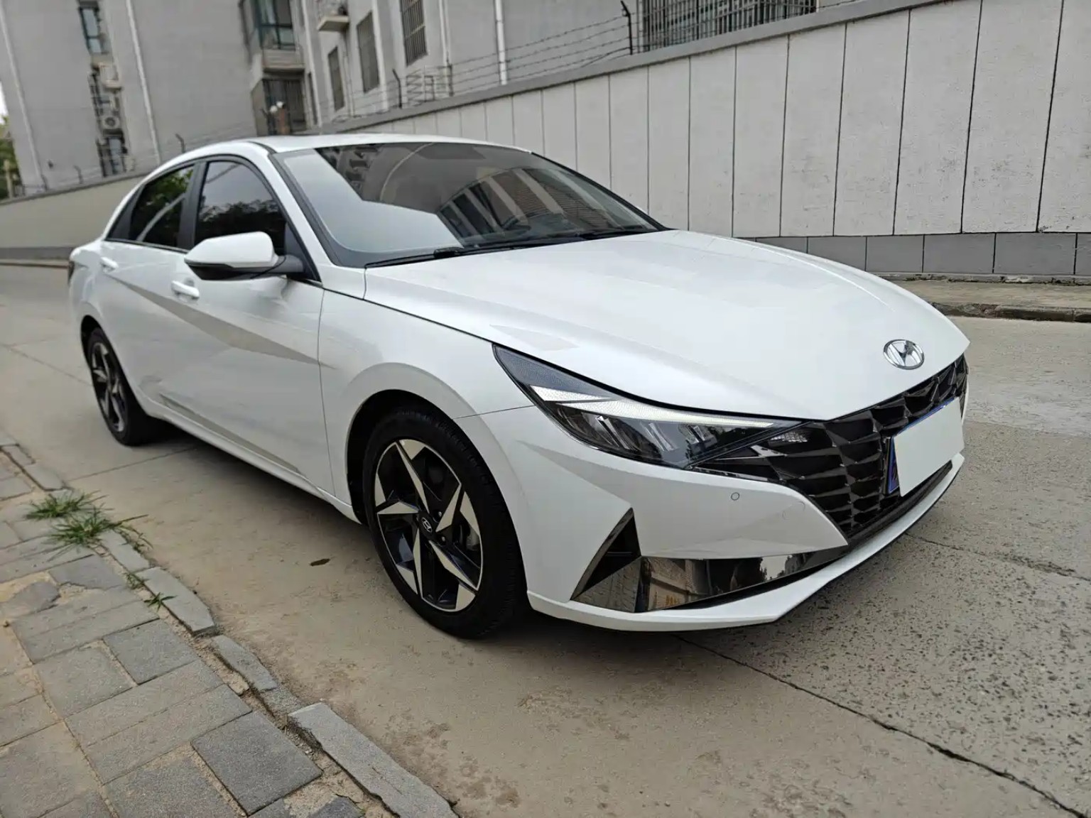 Hyundai Elantra photo 3